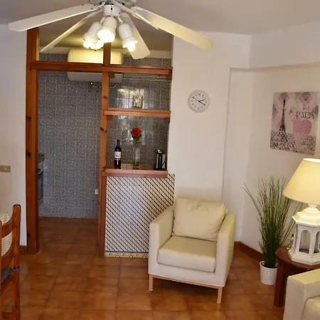 Beachfront Apartment, Poolside, Heated Pool, Close To The Sea, Large Terrace, Free Wifi 公寓 *