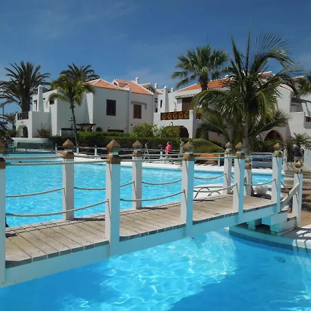 公寓 Beachfront Apartment, Poolside, Heated Pool, Close To The Sea, Large Terrace, Free Wifi