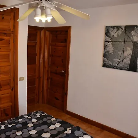 Beachfront Apartment, Poolside, Heated Pool, Close To The Sea, Large Terrace, Free Wifi Appartamento